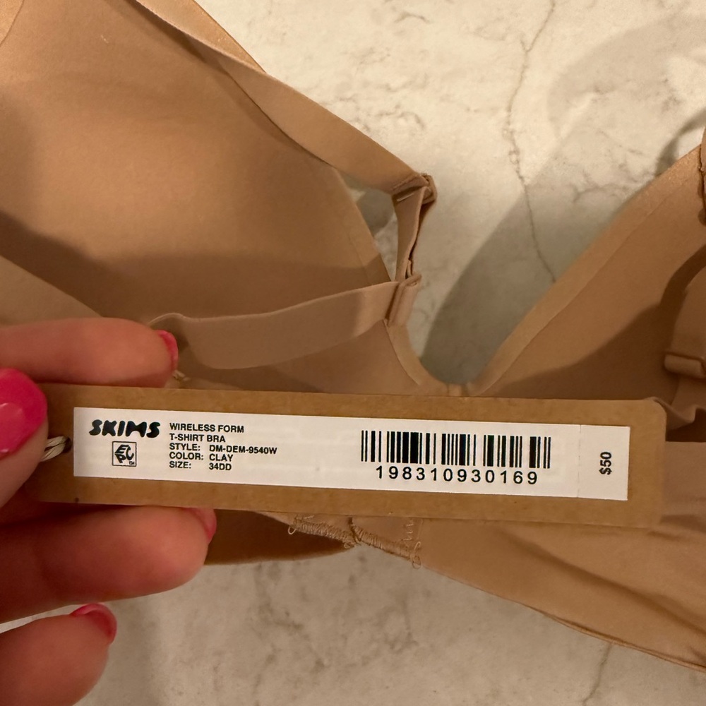NWT - SKIMS wireless form t-shirt bra, color: clay - Picture 3 of 3
